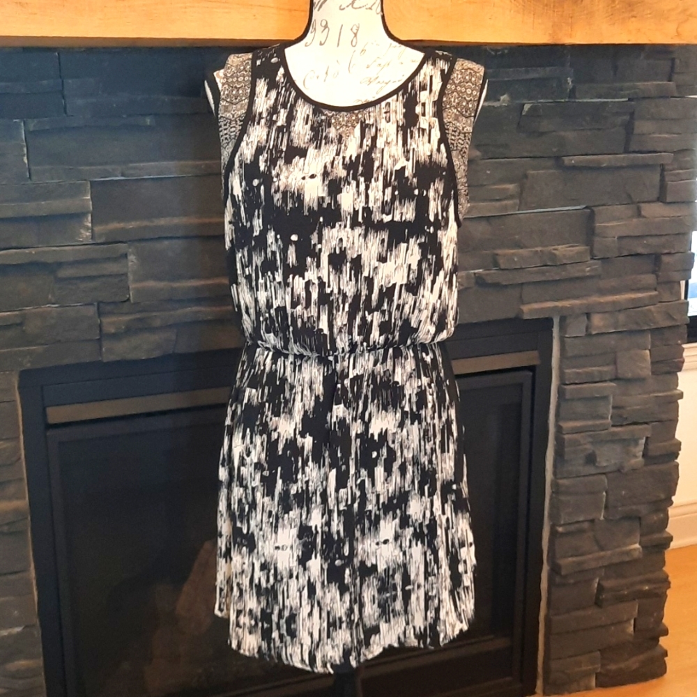 Collective concepts medium black and white cap sleeve dress